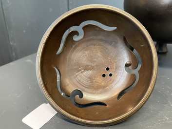Un br&ucirc;le-parfum tripod couvert en bronze, Chine, marque de Qianlong, 19/20&egrave;me